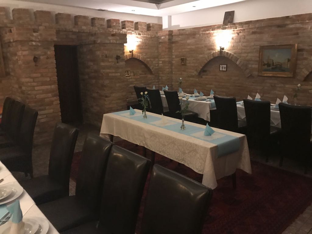 Gewölbekeller mit festlich gedecktem Tisch
